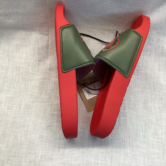 CHAMPION IPO CAMO C UNISEX KID’S SLIDES SANDALS. COLOR: RED AND ILIVE - Picture 11 of 13